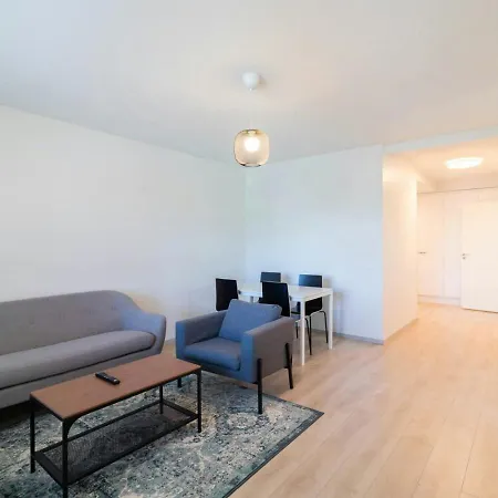 Huoneisto Spacious For 6 *